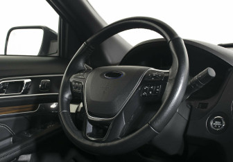Подержанный автомобиль Ford Explorer 2017 года (12 фото)