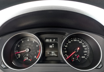 Подержанный автомобиль Volkswagen Jetta Sedan 2015 года (16 фото)