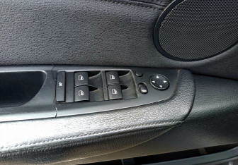 Подержанный автомобиль BMW X5 2010 года (21 фото)