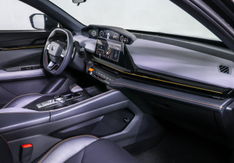 Подержанный автомобиль Changan UNI-V 2023 года (11 фото)