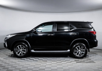 Подержанный автомобиль Toyota Fortuner 2017 года (8 фото)