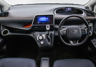 Подержанный автомобиль Toyota Sienta 2017 года (13 фото)