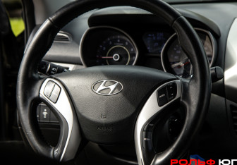 Подержанный автомобиль Hyundai Elantra Sedan 2012 года (11 фото)