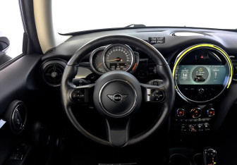 Подержанный автомобиль MINI Hatch 2021 года (27 фото)