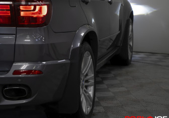 Подержанный автомобиль BMW X5 2010 года (29 фото)