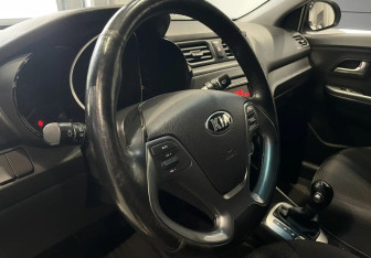 Подержанный автомобиль Kia Rio Sedan 2015 года (13 фото)