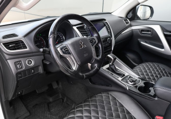 Подержанный автомобиль Mitsubishi Pajero Sport 2019 года (15 фото)