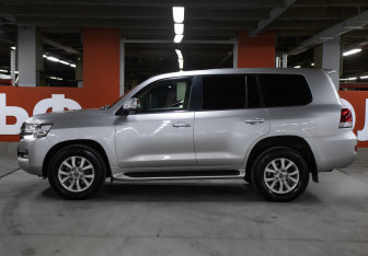 Подержанный автомобиль Toyota Land Cruiser Suv 2015 года (8 фото)