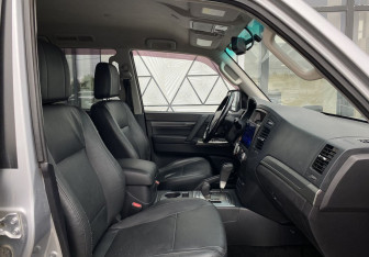 Подержанный автомобиль Mitsubishi Pajero 2011 года (22 фото)