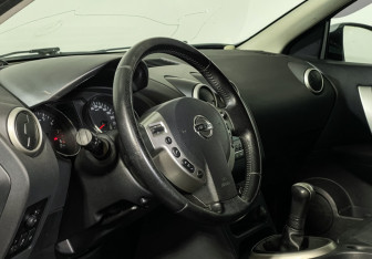 Подержанный автомобиль Nissan Qashqai 2011 года (13 фото)