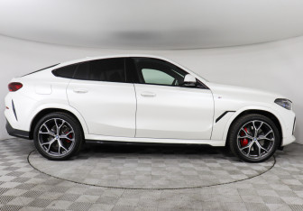 Подержанный автомобиль BMW X6 2022 года (6 фото)