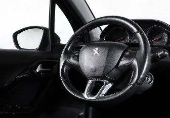 Подержанный автомобиль Peugeot 208 2013 года (13 фото)
