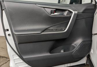 Подержанный автомобиль Toyota RAV4 2024 года (10 фото)