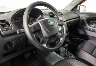 Подержанный автомобиль Skoda Fabia Hatchback 2010 года (13 фото)