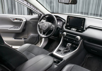 Подержанный автомобиль Toyota RAV4 2021 года (11 фото)
