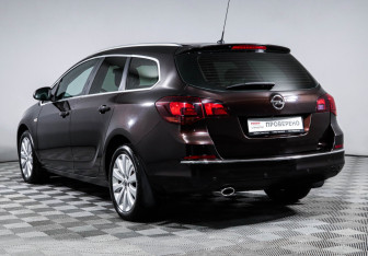 Подержанный автомобиль Opel Astra Wagon 2014 года (7 фото)