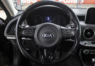 Подержанный автомобиль Kia Stinger 2018 года (17 фото)