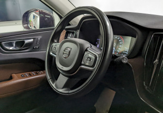 Подержанный автомобиль Volvo XC60 2019 года (23 фото)