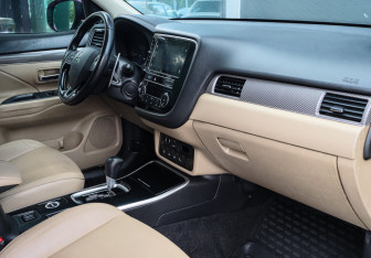 Подержанный автомобиль Mitsubishi Outlander 2019 года (7 фото)