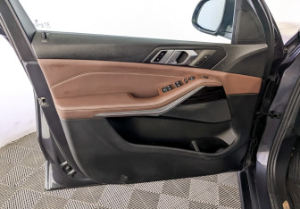 Подержанный автомобиль BMW X5 2020 года (19 фото)