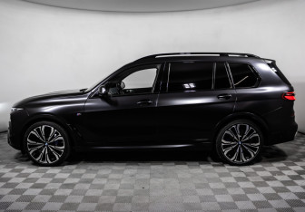 Подержанный автомобиль BMW X7 2023 года (8 фото)