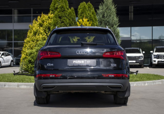 Подержанный автомобиль Audi Q5 2017 года (6 фото)