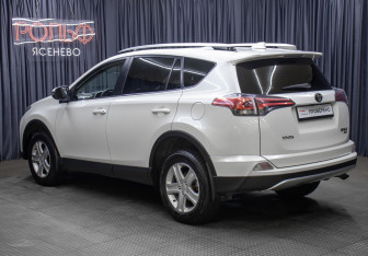 Подержанный автомобиль Toyota RAV4 2018 года (7 фото)