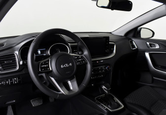 Подержанный автомобиль Kia Ceed Hatchback 2022 года (12 фото)