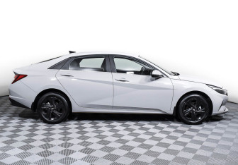 Подержанный автомобиль Hyundai Elantra Sedan 2021 года (4 фото)