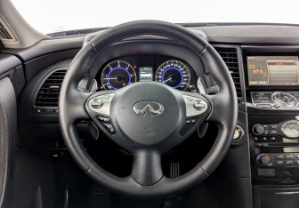 Подержанный автомобиль Infiniti QX70 2015 года (22 фото)