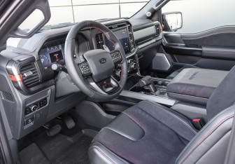 Подержанный автомобиль Ford F-150 2025 года (16 фото)