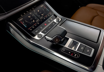 Подержанный автомобиль Audi Q8 2023 года (26 фото)