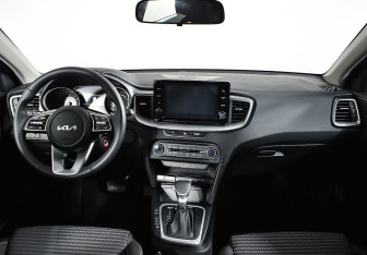 Подержанный автомобиль Kia Ceed Hatchback 2022 года (9 фото)