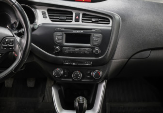 Подержанный автомобиль Kia Ceed Hatchback 2015 года (15 фото)