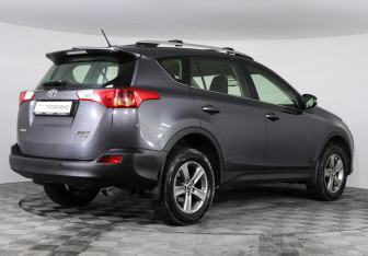Подержанный автомобиль Toyota RAV4 2015 года (5 фото)