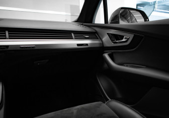 Подержанный автомобиль Audi Q7 2016 года (23 фото)