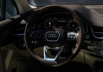 Подержанный автомобиль Audi Q7 2016 года (13 фото)