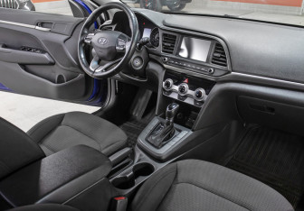 Подержанный автомобиль Hyundai Elantra Sedan 2019 года (11 фото)