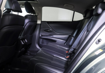 Подержанный автомобиль Lexus ES 2019 года (11 фото)