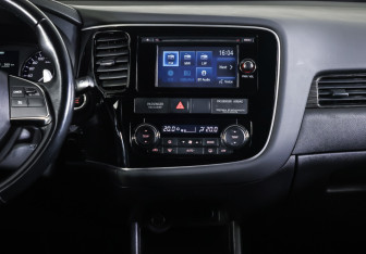 Подержанный автомобиль Mitsubishi Outlander 2015 года (14 фото)