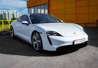 Подержанный автомобиль Porsche Taycan 2020 года (12 фото)