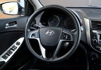 Подержанный автомобиль Hyundai Solaris Hatchback 2015 года (12 фото)
