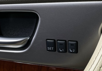 Подержанный автомобиль Infiniti QX70 2014 года (17 фото)