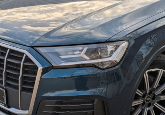 Подержанный автомобиль Audi Q7 2022 года (17 фото)