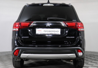 Подержанный автомобиль Mitsubishi Outlander 2018 года (6 фото)