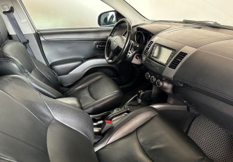 Подержанный автомобиль Mitsubishi Outlander 2012 года (11 фото)