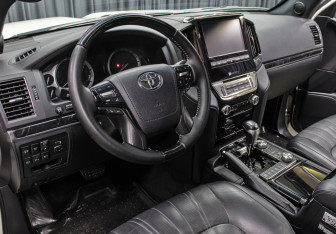Подержанный автомобиль Toyota Land Cruiser Suv 2018 года (16 фото)