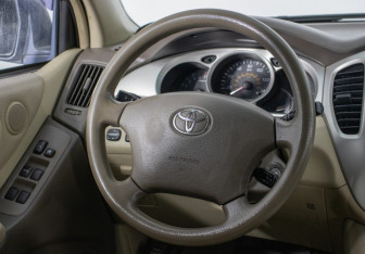 Подержанный автомобиль Toyota Highlander 2005 года (15 фото)