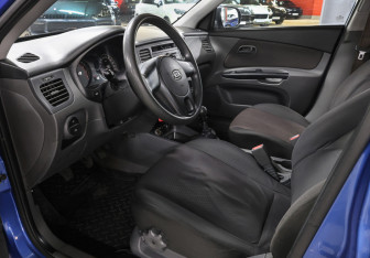 Подержанный автомобиль Kia Rio Sedan 2010 года (15 фото)