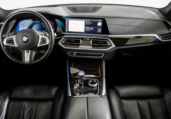 Подержанный автомобиль BMW X5 2020 года (12 фото)